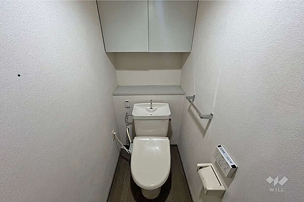 トイレ。上部に収納棚があり、トイレットペーパーやトイレのお掃除用品を置いておくのに便利です！