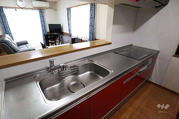 キッチン。IHコンロに変更済みです。シンクが大きく洗い物がしやすいです。調理スペースも広いため料理がしやすいです。