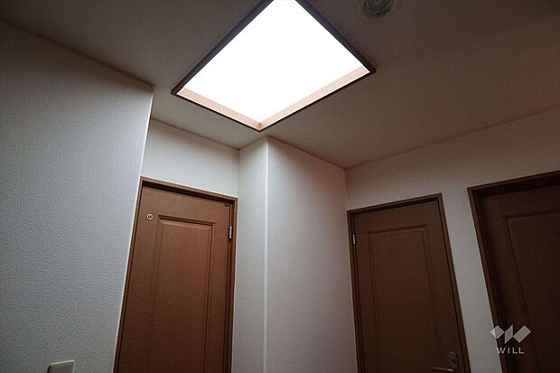 2階廊下。天井には窓があり、光が入り込む明るい空間です。