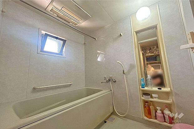 浴室広めの浴室になっています。窓もあり、換気できるようになっています。
