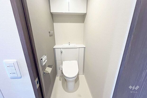 トイレは、背面に収納棚があるため、備品のストックに便利です。