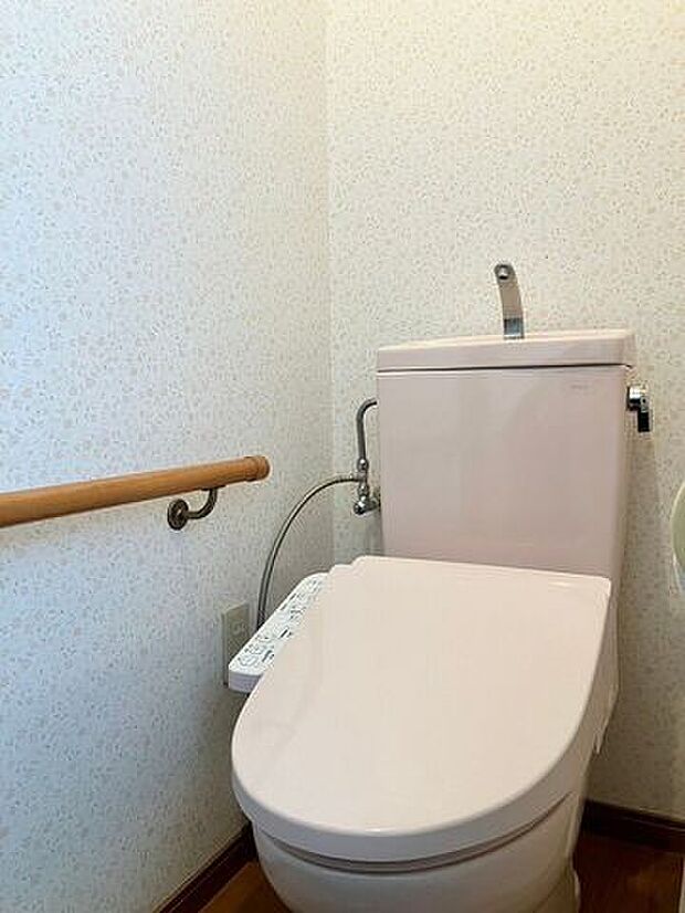1階のトイレ♪温水洗浄便座です♪