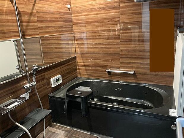 お部屋全体のイメージと合わせたマットで落ち着きのあるアクセントウォールを搭載した浴室は浴室暖房乾燥機能付き。年間を通して快適にご使用いただけるよう増設しております。