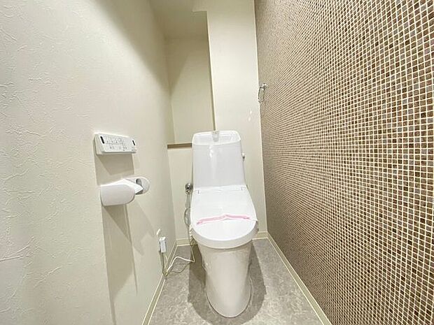 トイレももちろん新品交換済みです♪壁がお洒落です♪