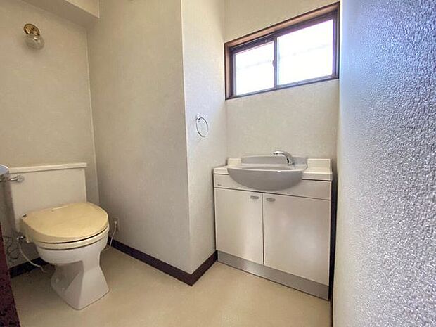 ゆったりとしたサイズのトイレ♪手洗い場付きです♪