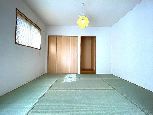 リビングに隣接する和室６帖は和洋折衷の内装デザインでとても明るく爽やかなお部屋です。畳の表替え済みですので綺麗です。