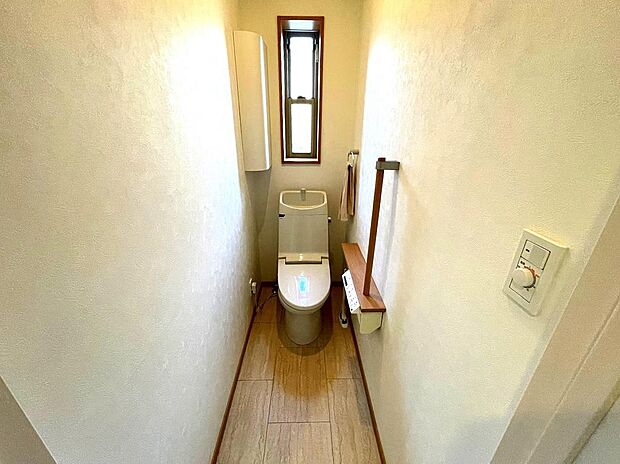 １階２階に同仕様のトイレが備わります。ウォッシュレット付きでお手入れも良好ですので、引き続きご使用いただくことも可能です。ハウスクリーニング済みです。