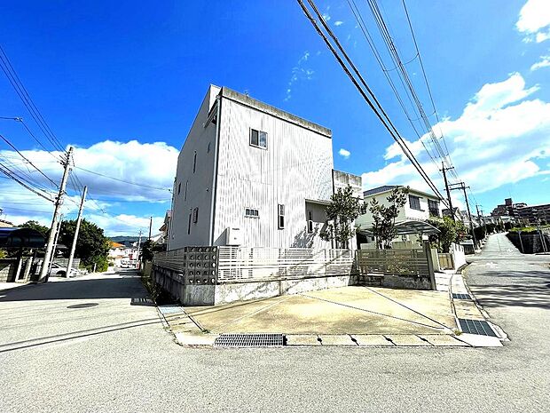 前面道路は幅員６ｍの神戸市道で、ご覧の通り極めて開放的で好立地の邸宅です。カースペースは大型車で３台駐車可能な広さがあります。