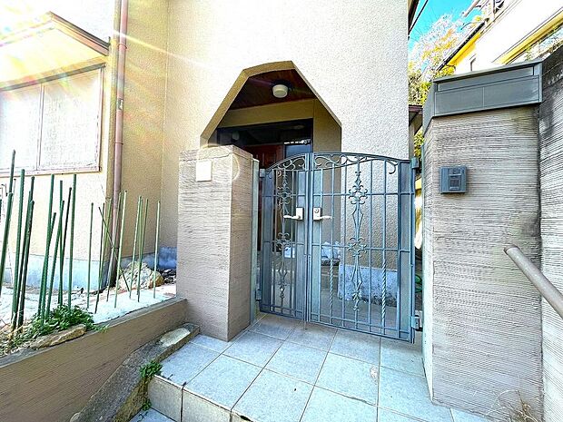オシャレに仕上げられた玄関前の外構デザインです。とても良い雰囲気です。