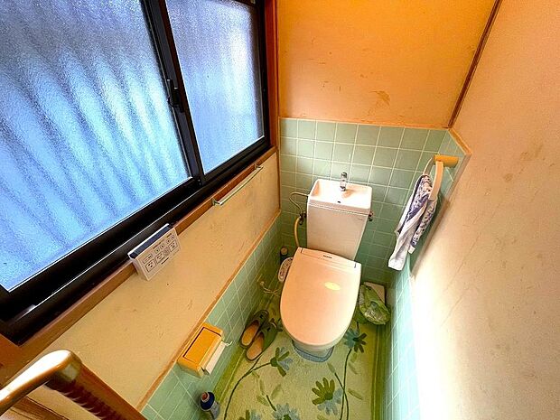大きな窓付きのトイレはそのままご使用いただけそうです。