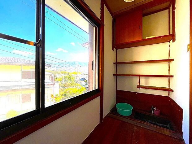 和室に隣接する水屋です。窓の外は景色が綺麗で、とても清々しい気持ちになれます。
