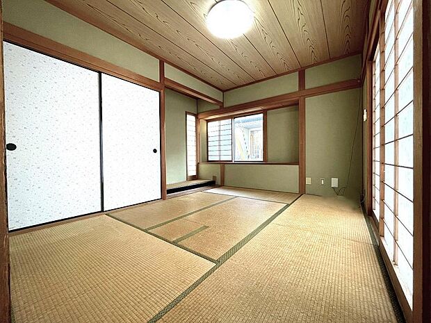 １階和室６帖は１間サイズの押入収納に加え、嬉しい床の間が備わる純和風のお部屋です。表層リフォームで更に素敵なお部屋になりそうです。