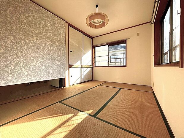 ２階南側の和室６帖は二面採光で温かい陽射しに恵まれるとても明るいお部屋です。表層リフォームすれば更に素敵なお部屋になりそうです。