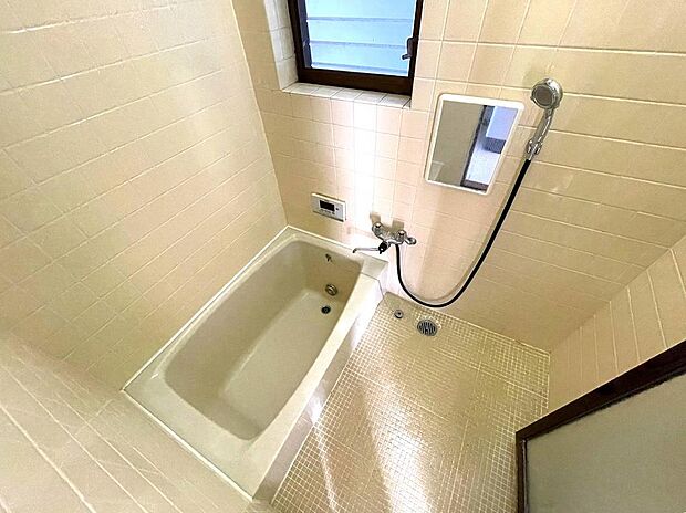 新築時から丁寧に維持された浴室、浴槽はまだまだご使用可能です。ご予算に応じてリフォームもご検討ください。