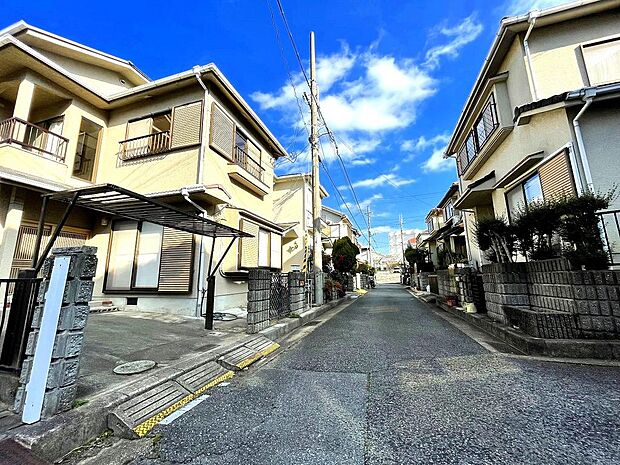 前面道路は神戸市道の公道ですので安心してご通行頂けます。ご覧通り低層住宅が立ち並ぶ住宅地ですので、落ち着いて平穏にお過ごし頂けます。