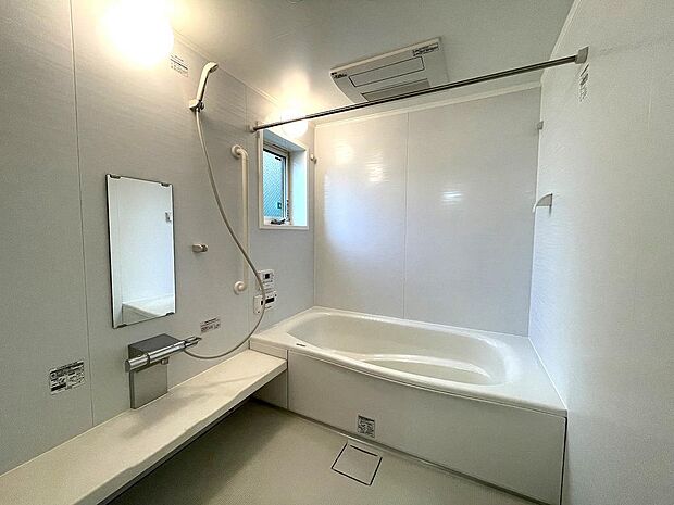 ミストサウナが楽しめる浴室暖房乾燥機付きのユニットバスは１６２０サイズで快適なバスタイムが叶います。