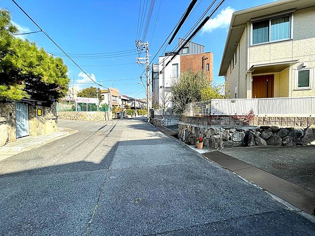 前面道路は幅員７．９ｍの神戸市道ですが、比較的交通量も少なく落ち着いた邸宅街です。