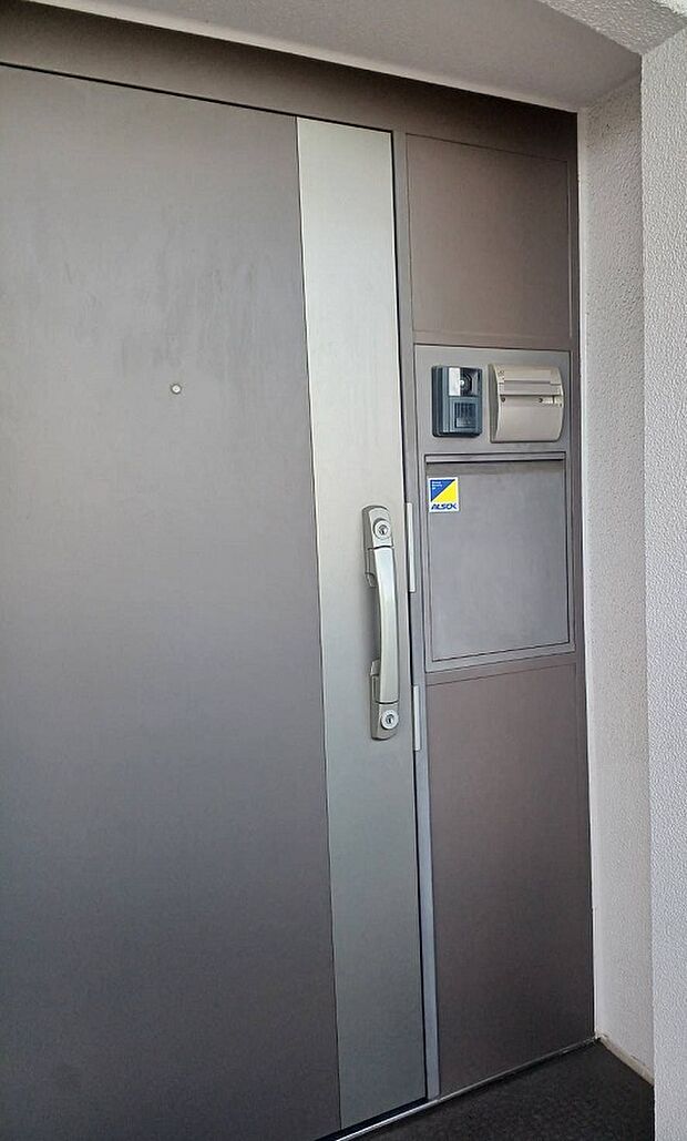 玄関ドア。２箇所ディンプルキーで、防犯面でも安心です。