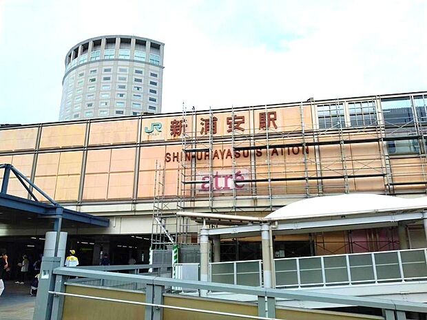 ＪＲ京葉線「新浦安」駅利用です。東京駅まで電車で約20分と都心へのアクセスも良好です。物件から約1.2Km。