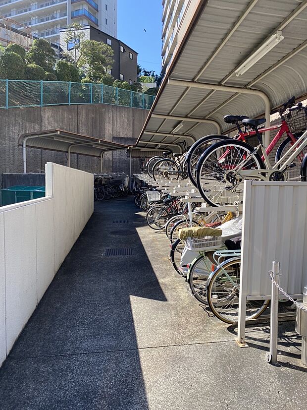 雨から自転車を守れる屋根付きの駐輪場をご利用いただけます。