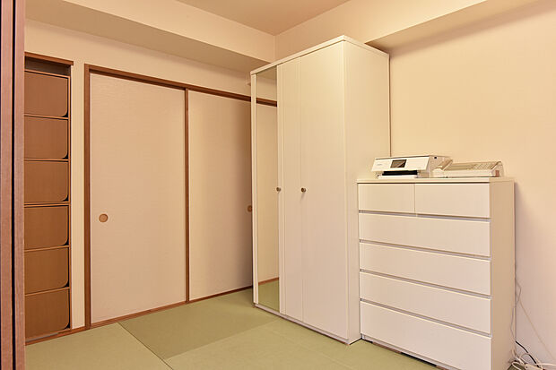 和室約4.9畳。ほっとできる和室が、和みの空間を演出してくれます。