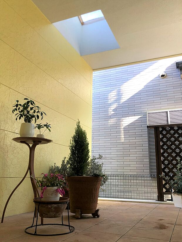 プライバシーの確保された中庭(パティオ)では、「明るさ」「開放感」「安心」をもたらしてくれるプライベートな空間。