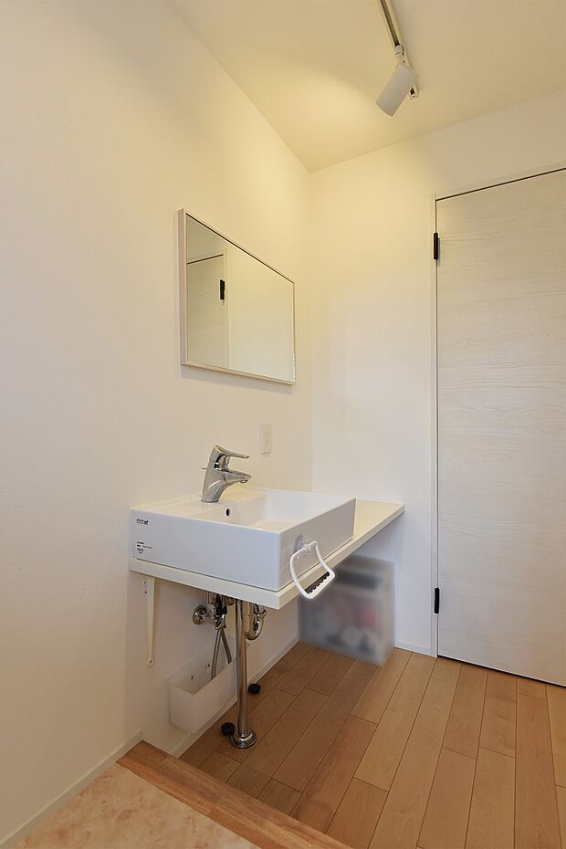 白を基調とした清潔感ある内装。すっきりとしたサニタリールームは、快適な心地良さをもたらします。