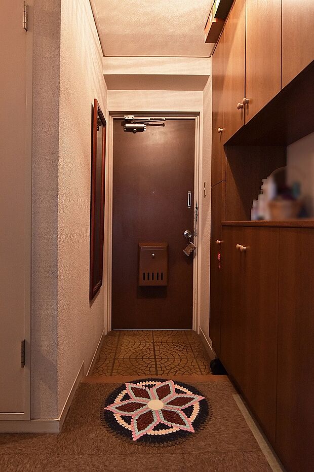 L字型の廊下は、玄関ドアを開けても室内がみえにくく、プライバシーが守れます。