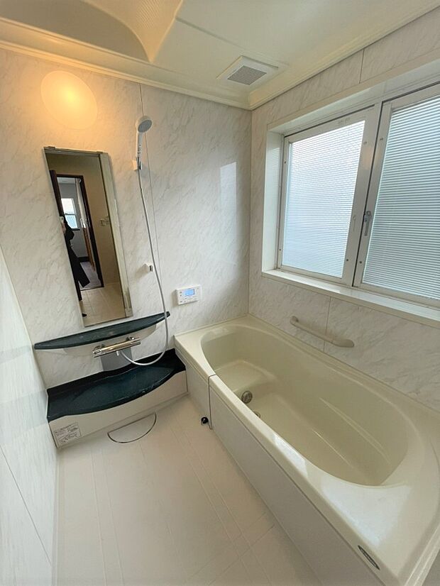窓があり換気に優れたバスルーム。追焚き機能付なので、夜遅くても暖かいお風呂でひと息付けます。