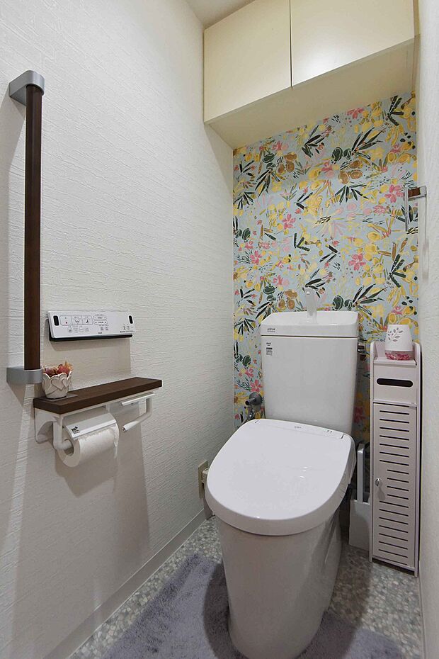 快適な温水洗浄便座付きのトイレも完備。花柄のクロスがお洒落な空間を演出しています。