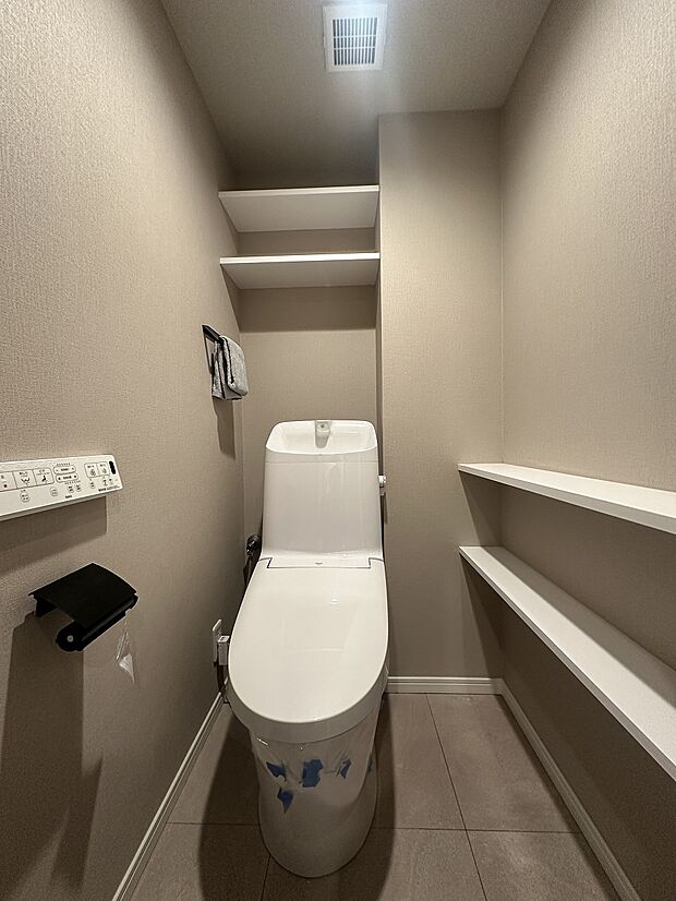 トイレは快適な温水洗浄便座を装備。カウンターや棚収納など、あると便利な内装になっております。