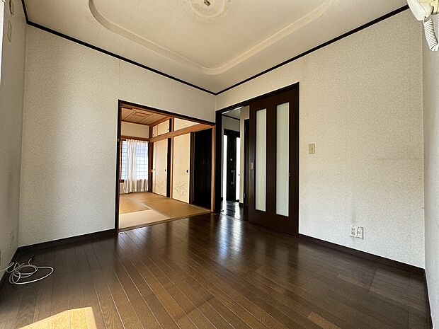 隣接する和室の戸を開放して、空間を広く使うことも可能です。大人数で集まる際にも便利ですね。