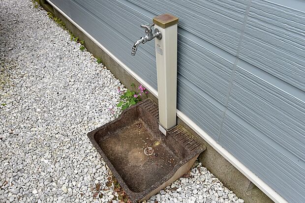 お庭のお手入れや洗車にも便利な、屋外水栓が設置されています。