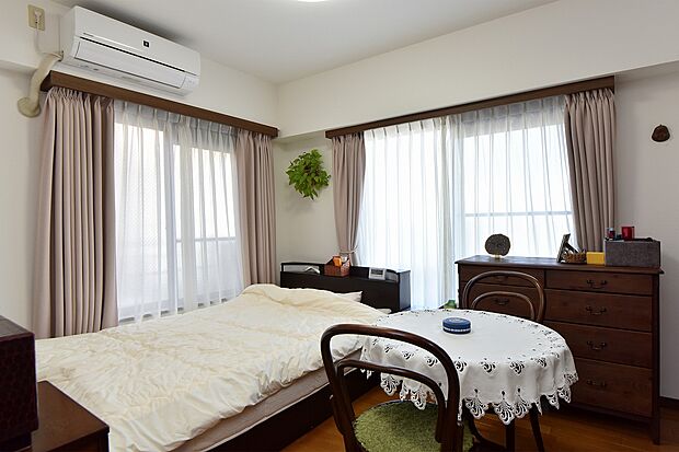 ルーフバルコニーに面する約5.1帖の洋室。風通しがよく、寝室としても快適に利用できます。