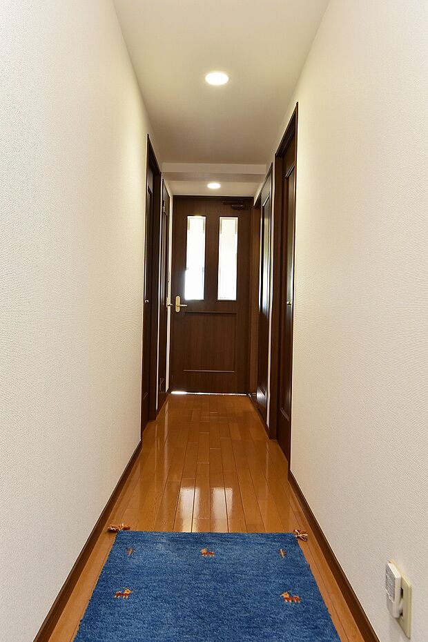 リビング扉にはスリガラスを配すことで光を通し廊下も明るく、開放感も得られます。
