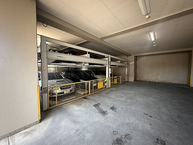 防犯性が高く、大切な愛車を雨風から守れる機械式の駐車場がございます。