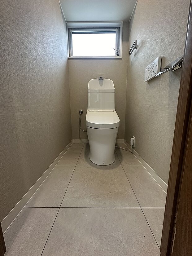 温水洗浄便座を完備した快適なトイレ。上部に窓があるので換気にも優れ、個室の空気を清浄に保てます。