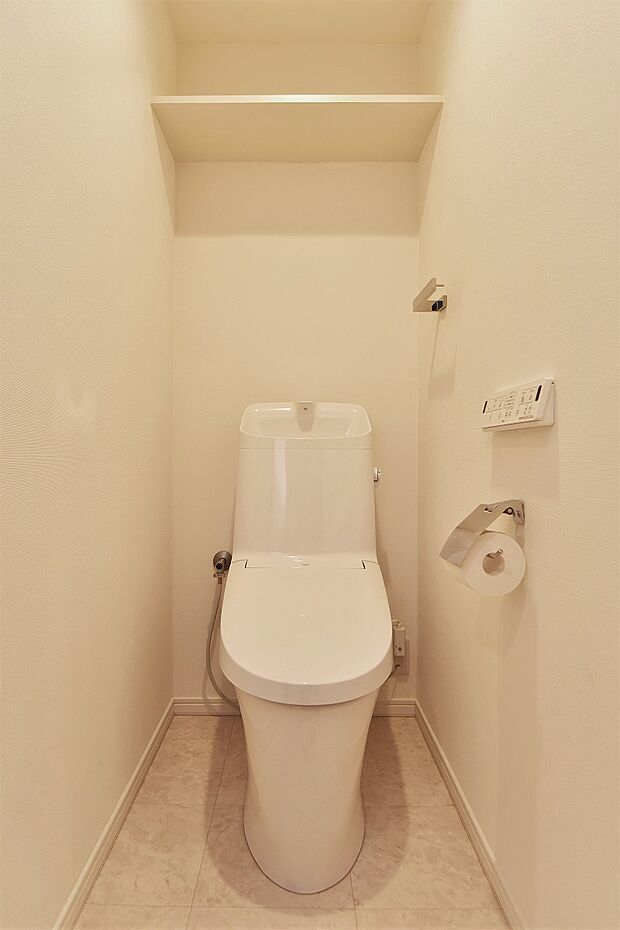 快適にお使いいただける温水洗浄便座付トイレです。上部に収納棚も設置されております。