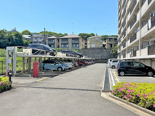 最寄り駅である小田急小田原線「東海大学」駅まで雨の日や荷物の多い日はお車が活躍しそうです。