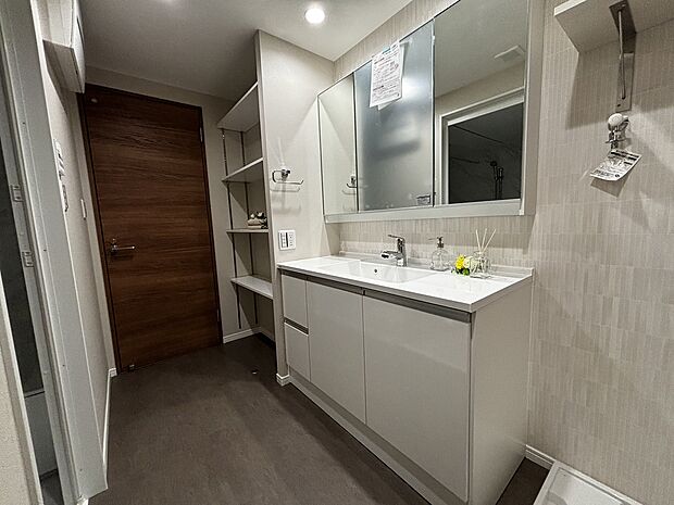 洋室からも出入りできる洗面室は広く、使い勝手の良いレイアウトです。