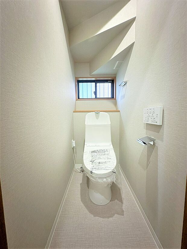 窓付きで明るく換気がしやすいトイレです。お掃除の手間を軽減してくれる機能が充実してます。