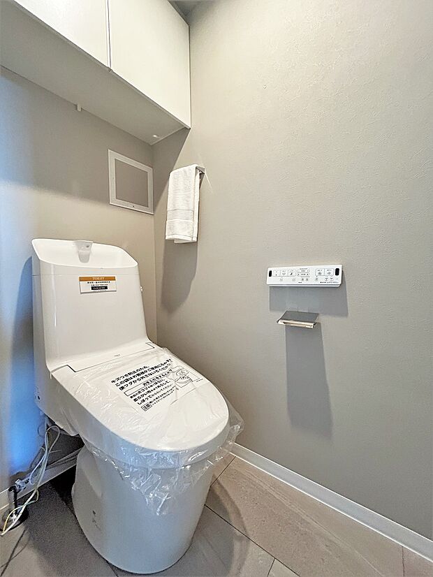 快適にお使いいただける温水洗浄便座付トイレです。吊戸棚が付いているので収納にも困りません。