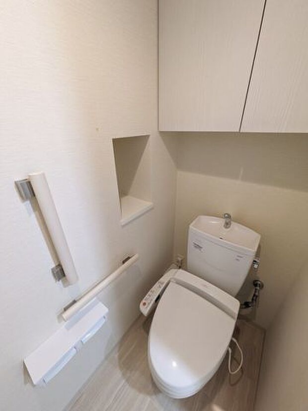ウォシュレット便座と手すり完備で高機能トイレです！