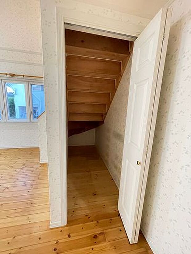 階段下収納があり、便利です。