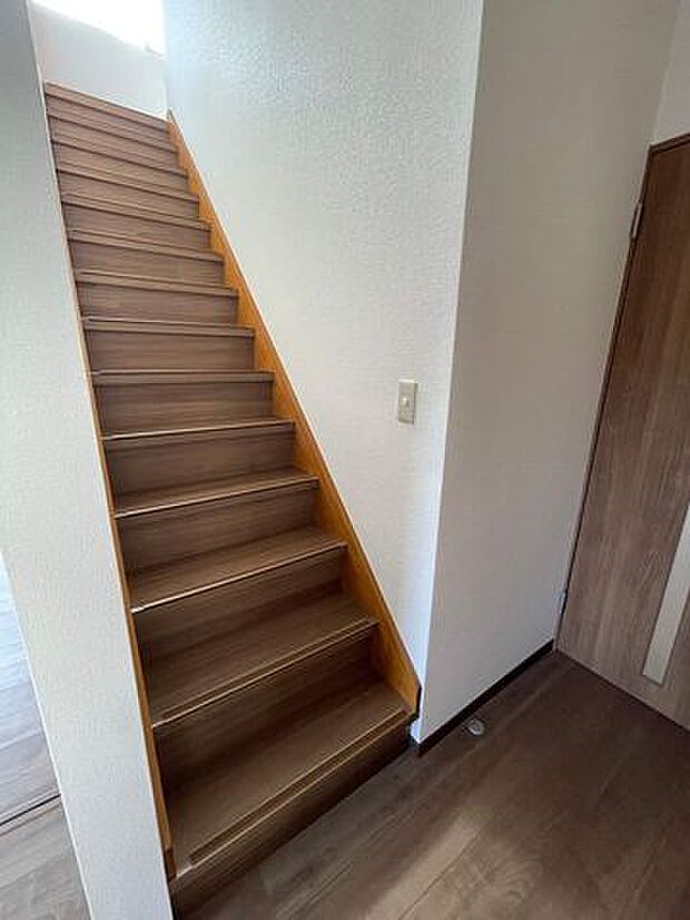 階段の床も張り替えております。