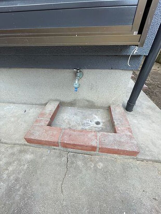 敷地内に水栓が2ヶ所あり、便利です。