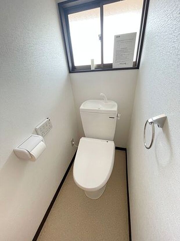 写真は2階のトイレですが、各階にお手洗いがあり利便性があります。