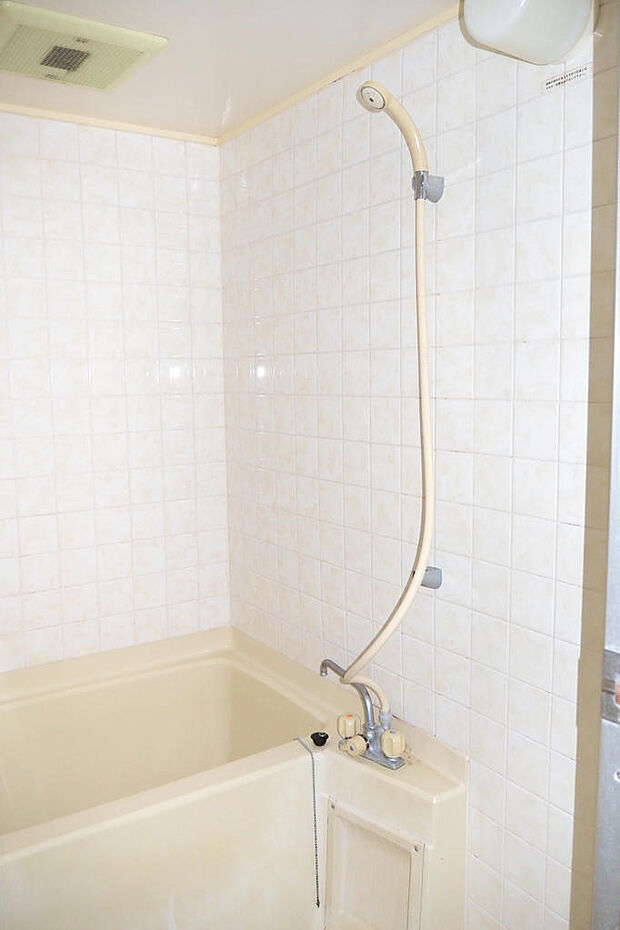 シンプルな作りのバスルーム。シャワー、洗面室、トイレがそれぞれ独立しているので、忙しい朝でもサッとシャワーを浴びることが出来ます室内（2024年4月）撮影