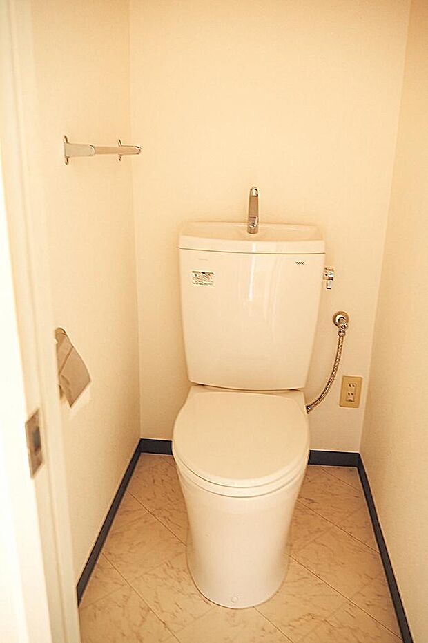 シンプルかつ清潔感のあるトイレ。室内（2024年4月）撮影