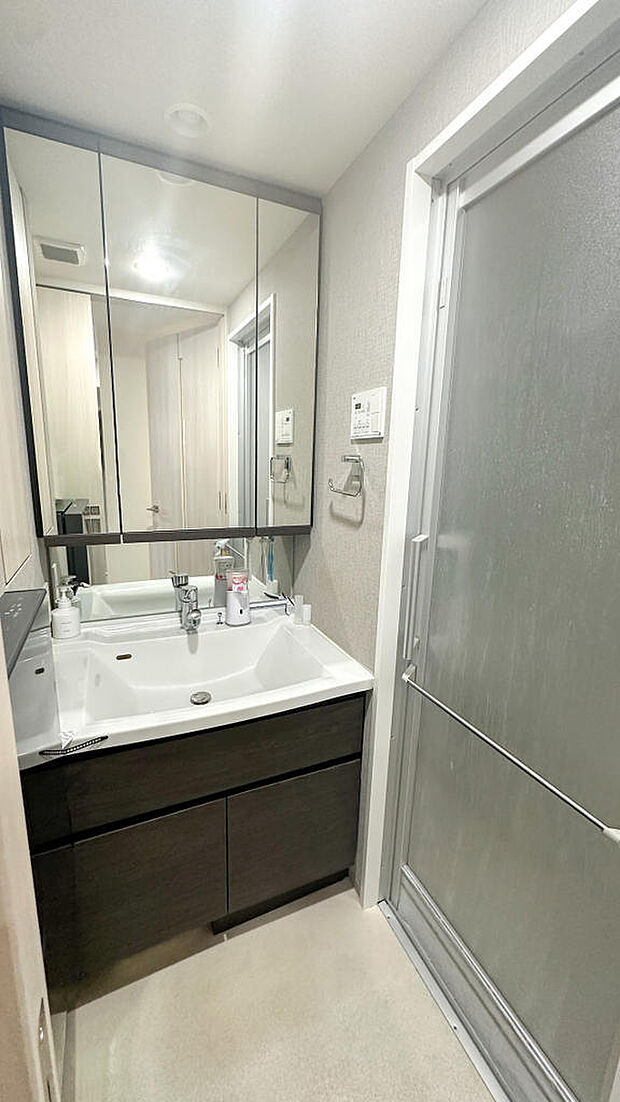 洗面室内はシンプルなレイアウトで清潔感を保てます。室内（2024年5月）撮影